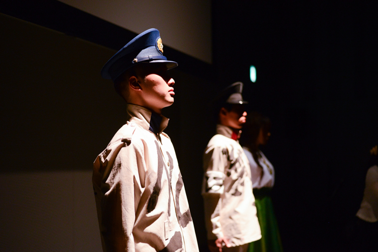 【写真】警察官の服装を着て怖い表情で立っているはらたくまさんとひがのじゅんさん