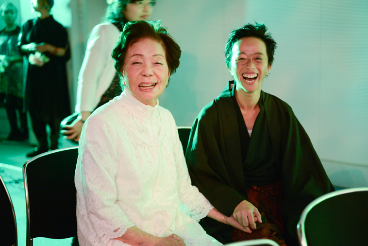 【写真】笑顔で手を繋いでいるまきさんとそうまさん