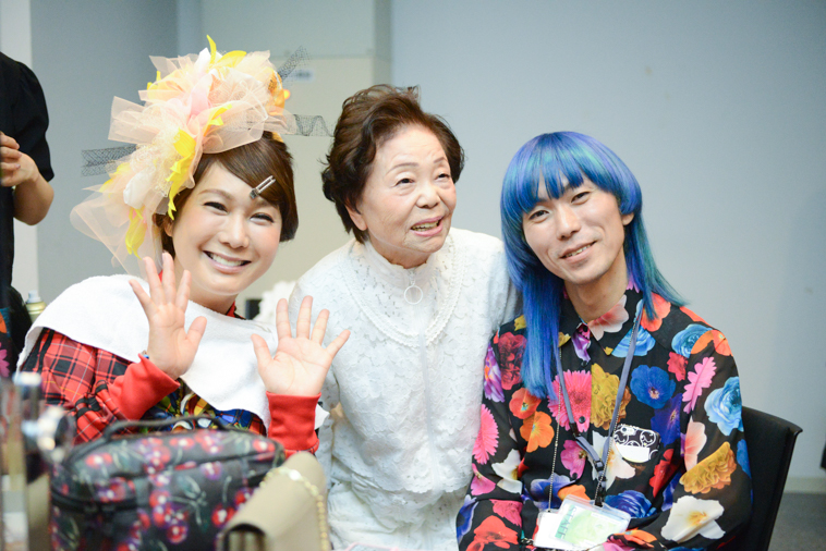 【写真】笑顔のはるなあいさんとまきさん、つるたたかふみさん