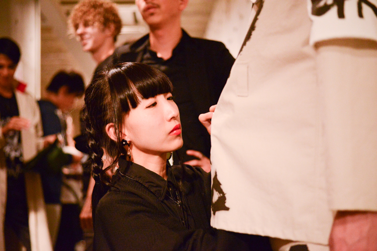 【写真】衣装の最終チェックをするスタッフ