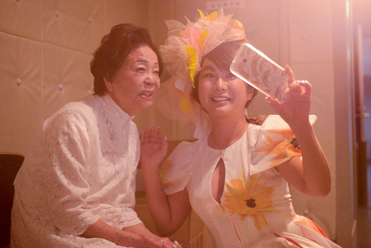 【写真】スマートフォンで写真を撮るはるなあいさんとまきさん