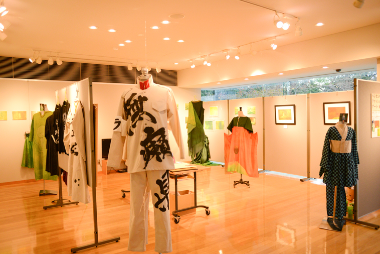 【写真】様々な衣装が飾られている