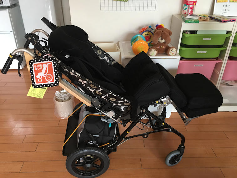 【写真】バギーマークがついた、こども用車椅子