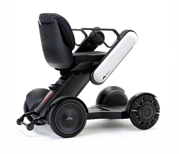 【写真】画面中心に大きく佇むパーソナルモビリティ。