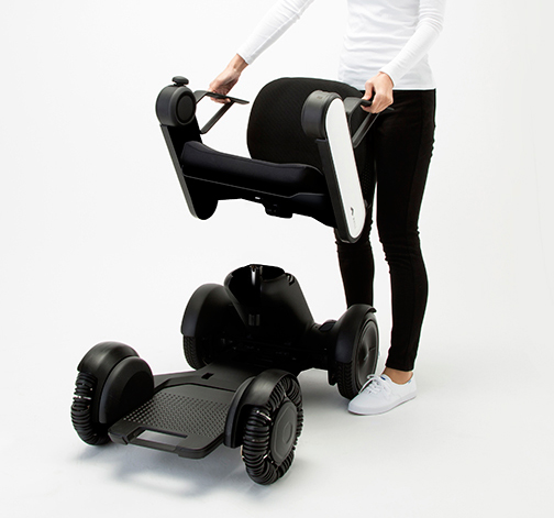 【写真】WHILL Model Cを実際に分解している様子が写されている。