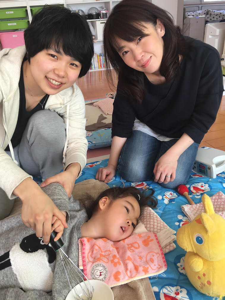 【写真】笑顔で写る、みやもとさんとみやもとさんのお子さんと女性。女性にフォローされながら、お子さんは泡立て器を握っている