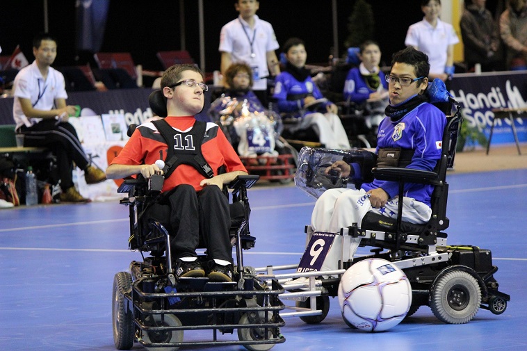【写真】ボールを追う電動車椅子の選手たち。集中している様子が伝わってくる。
