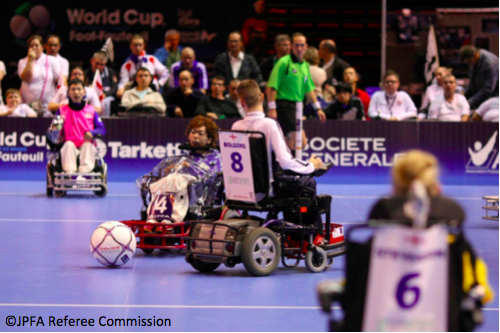【写真】電動車椅子サッカーのワールドカップでの様子。それぞれが懸命にボールを追っている。