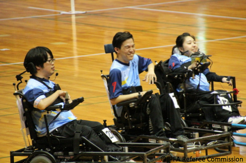 【写真】体育館で並ぶ3人の選手たち。楽しそうな雰囲気が伝わってくる。