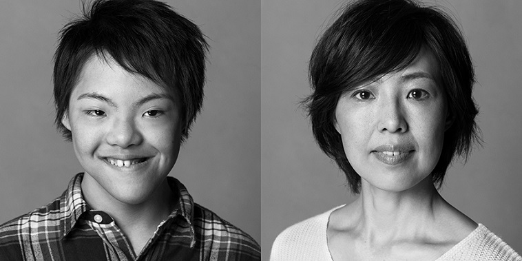 【写真】強さと優しさを感じさせる母とはにかむ息子。