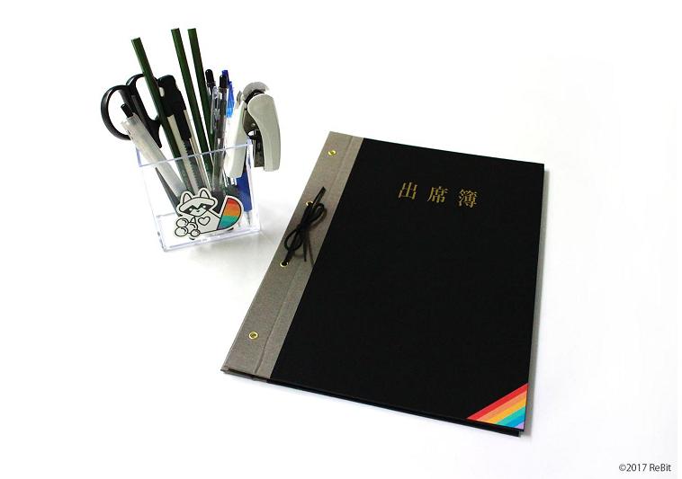 【写真】アライ先生キットの中に入っている、レインボーシールとアライ先生シール。鉛筆立てや出席簿に貼られている。