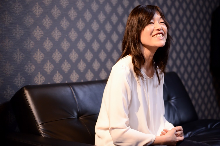 【写真】ロングのウィッグをつけて笑顔でインタビューに応えるさいとうじゅんこさん