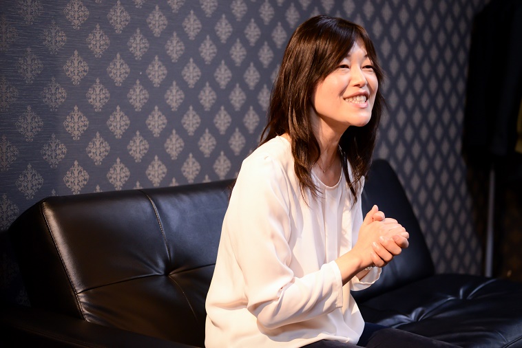 【写真】ロングのウィッグをつけて笑顔でインタビューに応えるさいとうじゅんこさん