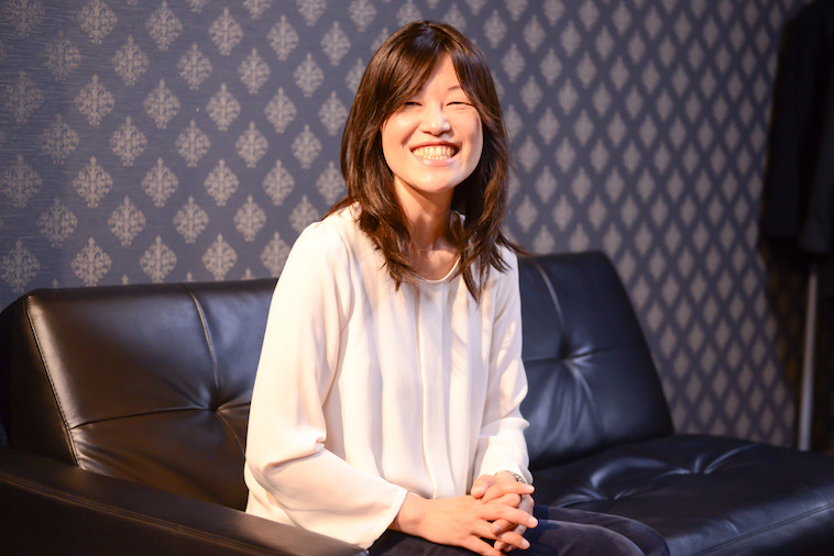 【写真】ロングのウィッグをつけて笑顔でインタビューに応えるさいとうじゅんこさん