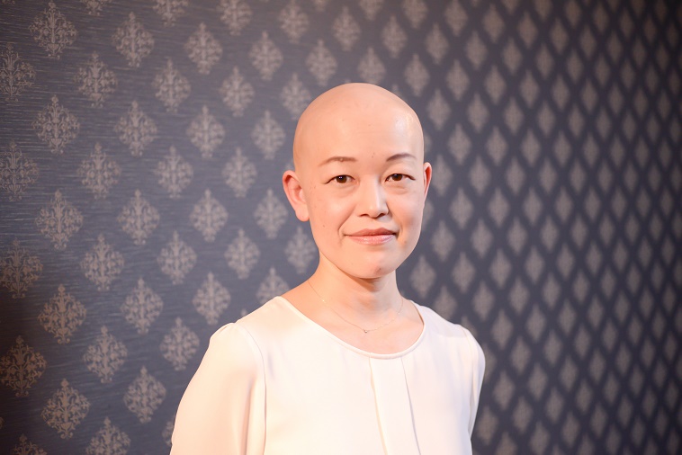 【写真】笑顔で立っているさいとうじゅんこさん