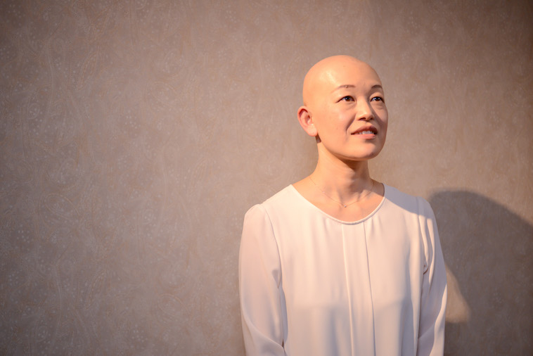 【写真】ウィッグを外して微笑んでいるさいとうじゅんこさん