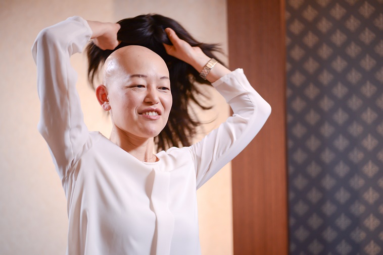 【写真】微笑みながらウィッグを外すさいとうじゅんこさん