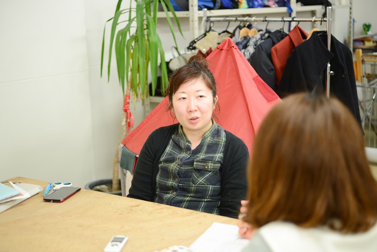 【写真】インタビューに応えるスタッフのおわりみとさん。
