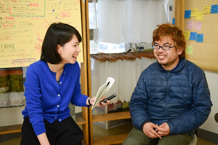 【写真】インタビューに笑顔で応えるムラキングさん。