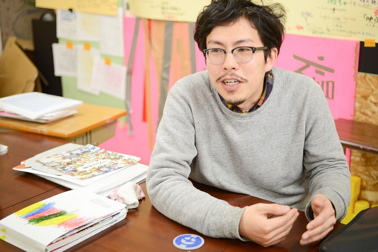 【写真】インタビューに応えるスタッフにみずこしまさとさん。