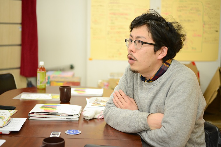 【写真】インタビューに応えるスタッフにみずこしさん。