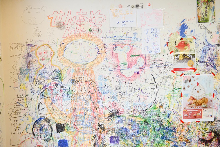 【写真】壁に直接描かれている絵たち。施設の至るところがキャンバスになっている。