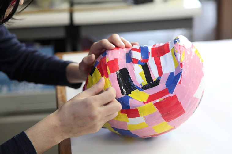 【写真】達磨につぎはぎでガムテープを貼った作品。不思議な魅力を持っている。