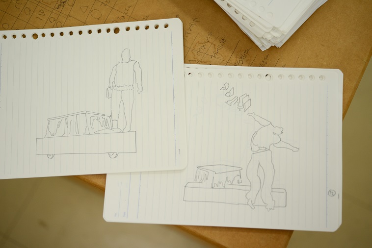 【写真】できあがったパラパラ漫画。コタツの上からジャンプする人の姿が描かれている。