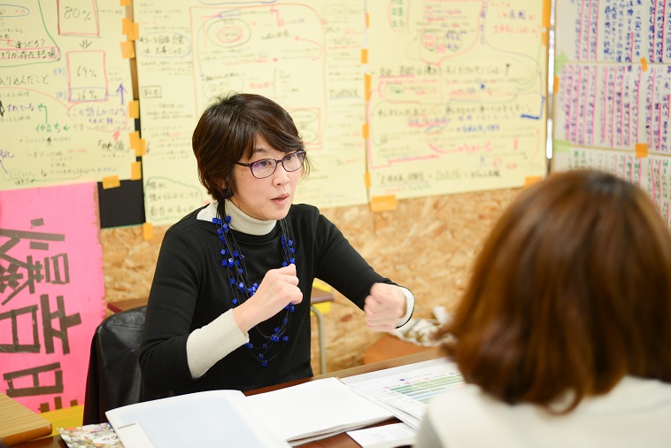 【写真】インタビューに応えるくぼたさん。