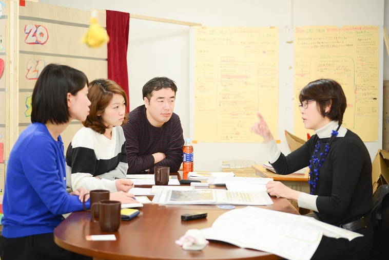 【写真】インタビューに応えるくぼたさんと真剣に耳を傾けるソア取材班。