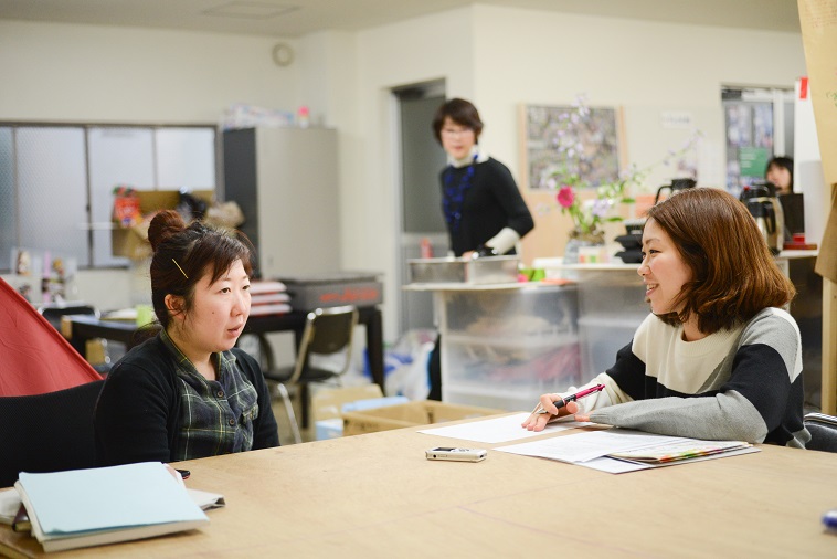 【写真】インタビューに応えるスタッフのおわりさんとソア取材班。なごやかな空気が流れている。