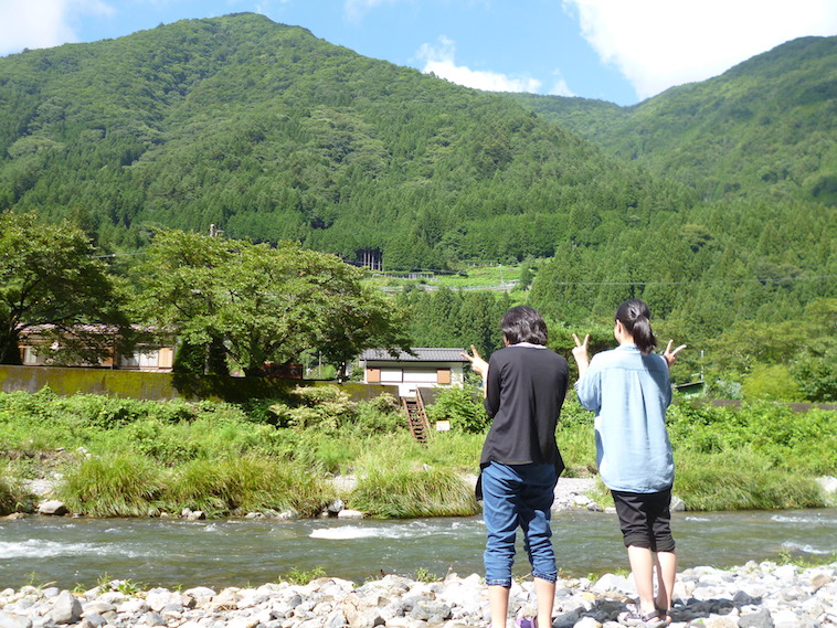 【写真】山と川が広がる長閑な景色と一緒に、写真に写る2人の女の子。