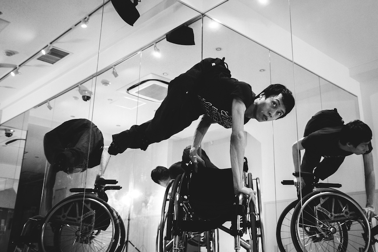 【写真】車椅子を使って逆立ちをするかんばらけんたさん