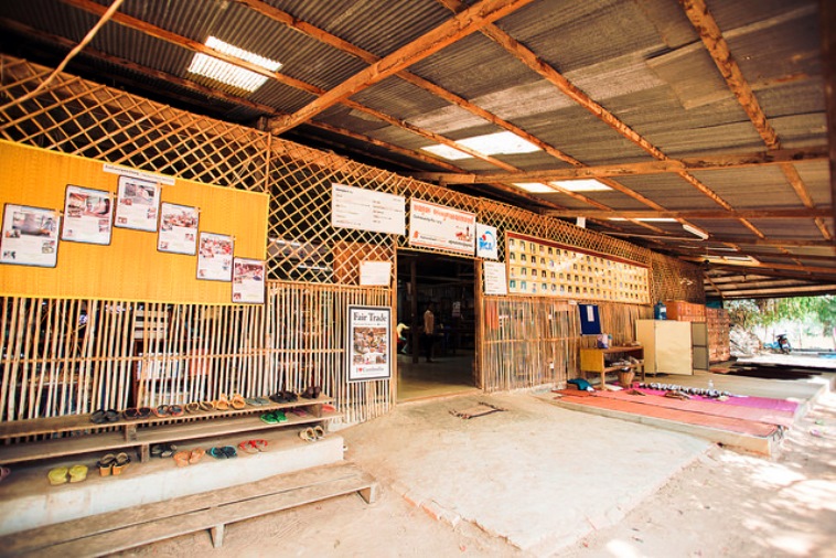 【写真】コミュニティファクトリーの外観。竹で編まれた壁や、広げられた布からカンボジアの雰囲気が伝わる。