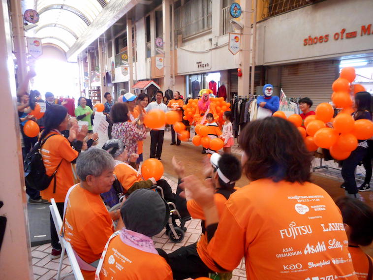 【写真】商店街を通り抜ける楽しそうな参加者たち。