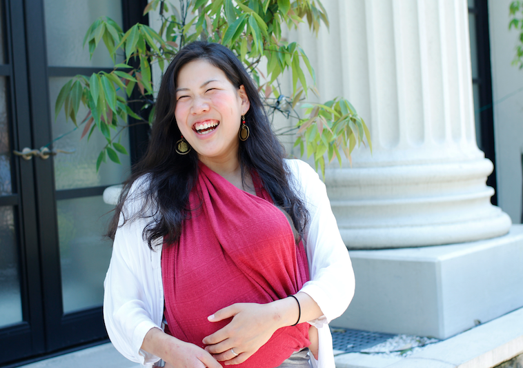 【写真】赤ちゃんを出して笑顔でインタビューに応えるはたやまれいさん