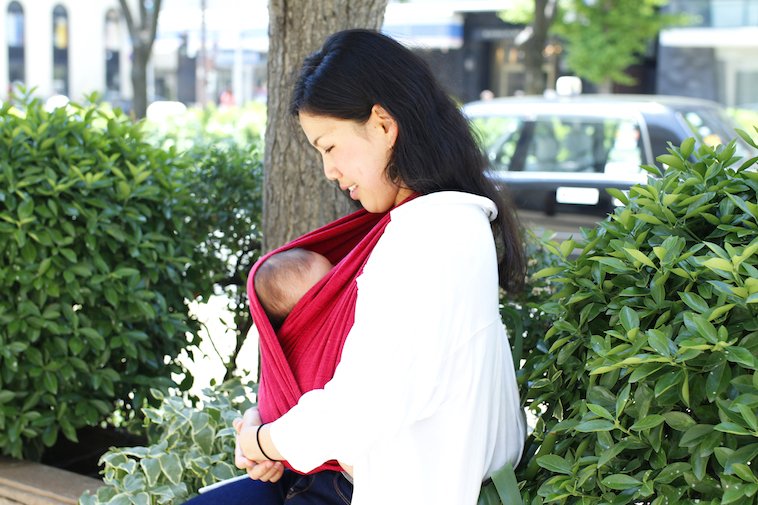 【写真】抱いている赤ちゃんを見ているはたやまれいさん