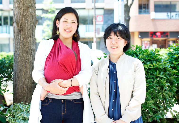 【写真】ライターのくらもとゆみかさんと赤ちゃんを抱いて笑顔のはたやまれいさん