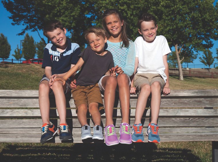 【写真】4人の子どもたちが、それぞれ異なる色のずーびっつのスニーカーを履いている
