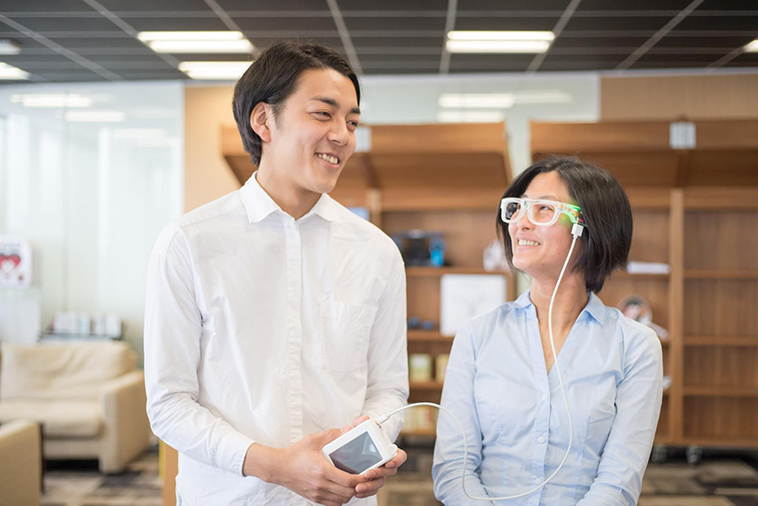 【写真】笑顔のしまかげけいすけさんとオトングラスをつけたとしきよさん