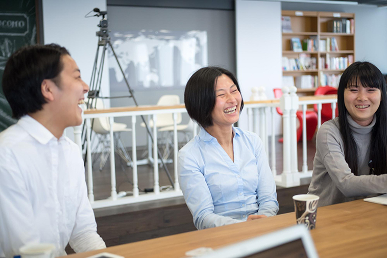 【写真】笑顔でインタビューに応えるしまかげけいすけさんととしきよさん