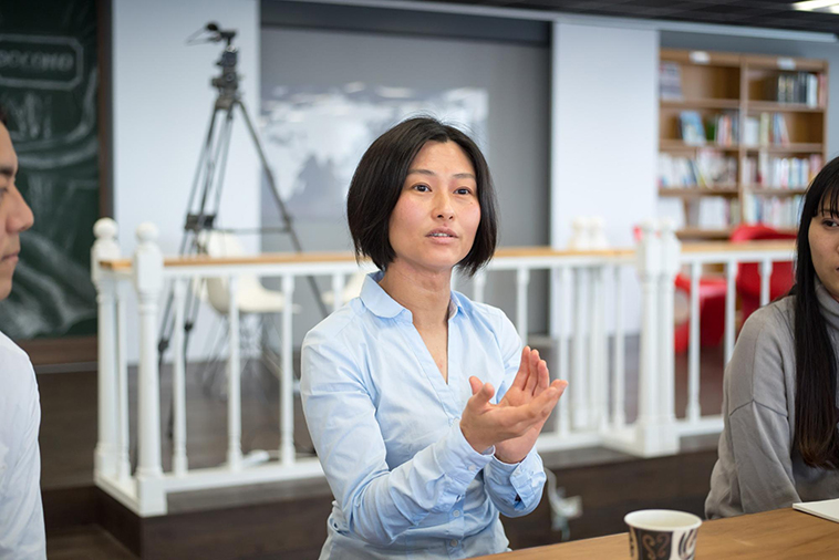 【写真】真剣な表情でインタビューに応えるとしきよさん