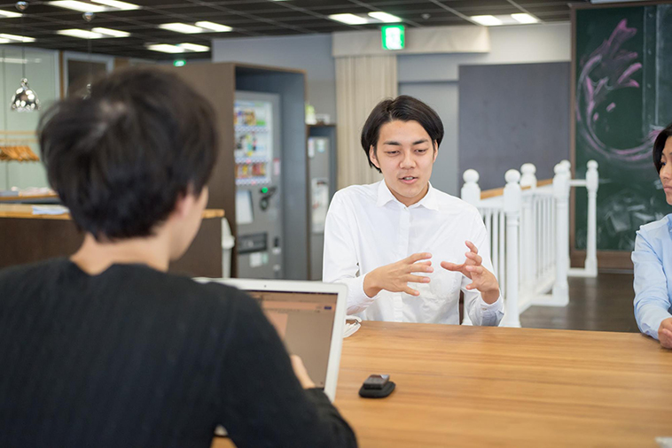 【写真】真剣な表情でインタビューに応えるしまかげけいすけさん