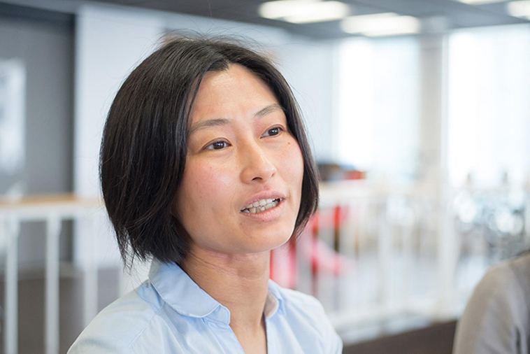 【写真】インタビューに真剣な表情で応えるとしきよさん