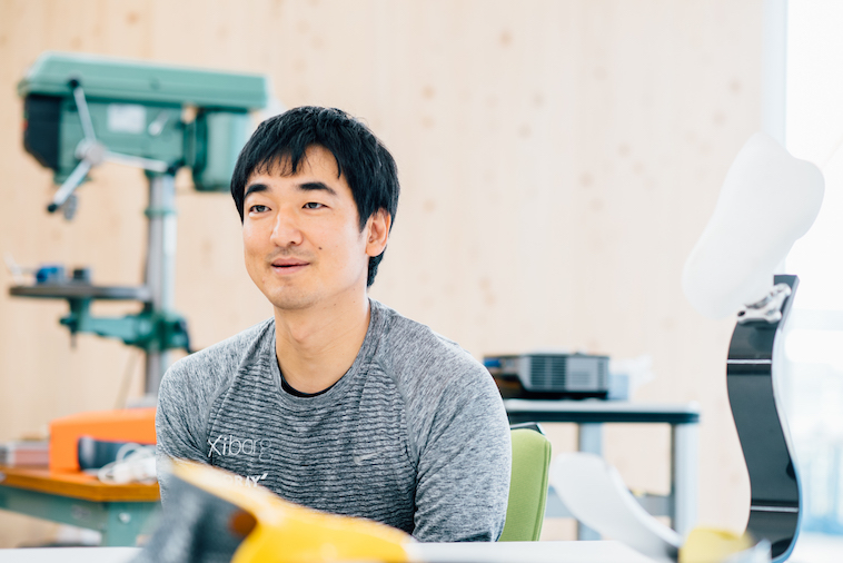 【写真】真剣な表情でインタビューに応えるえんどうけんさん