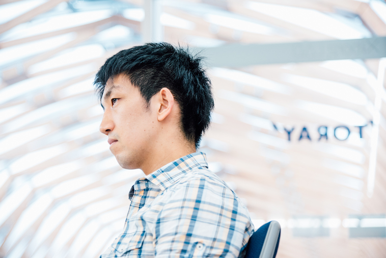 【写真】真剣な様子でインタビューに応えるこんどうげんたさん