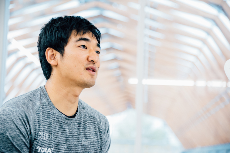 【写真】インタビューに真剣な様子で応えるえんどうけんさん