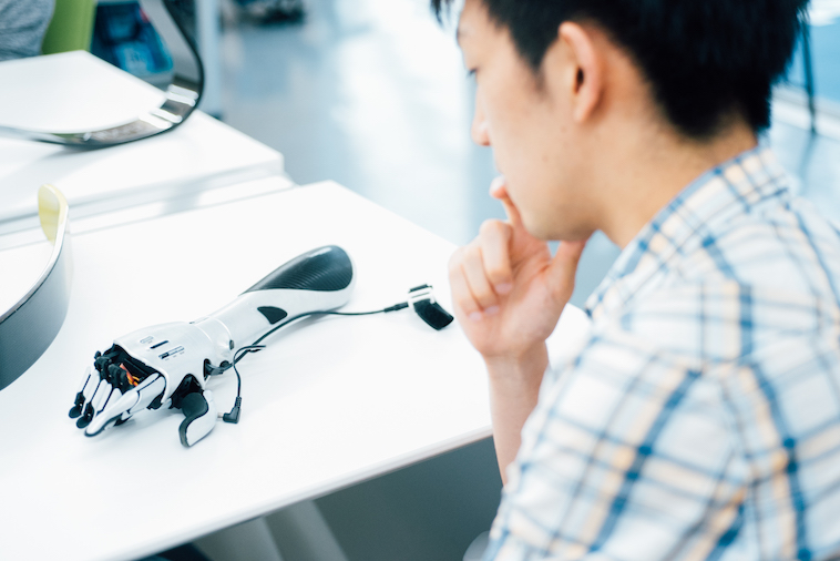 【写真】真剣な表情でインタビューに応えるこんどうげんたさん