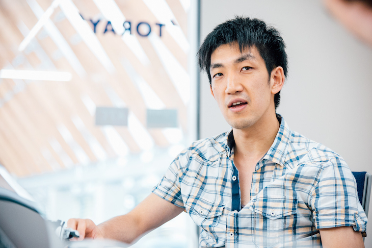 【写真】真剣な表情でインタビューに応えるこんどうげんたさん