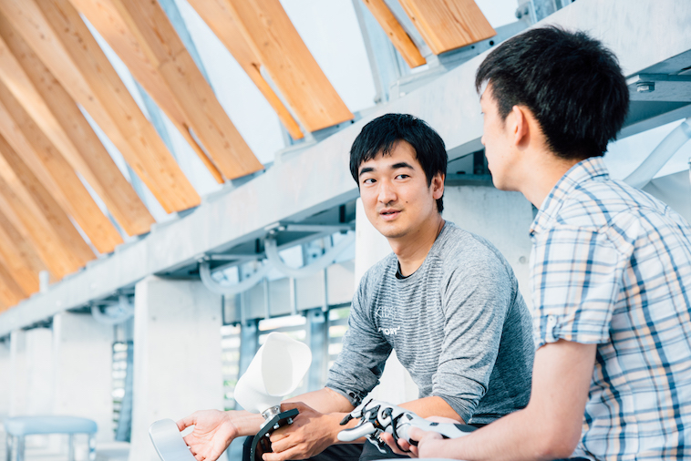 【写真】向かい合って真剣あ表情で話しているえんどうけんさんとこんどうげんたさん